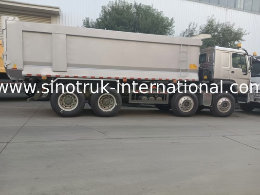 Ein Schleudertruck SINOTRUK HOWO 400 PS 12 Räder LHD 40 Tonnen 30 CBM ZZ3317V3567B1