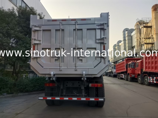 Ein Schleudertruck SINOTRUK HOWO 400 PS 12 Räder LHD 40 Tonnen 30 CBM ZZ3317V3567B1