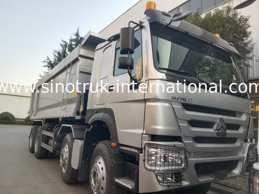 Ein Schleudertruck SINOTRUK HOWO 400 PS 12 Räder LHD 40 Tonnen 30 CBM ZZ3317V3567B1