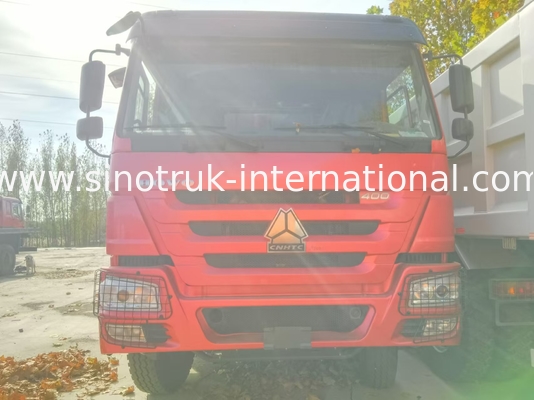 Ein Schleudertankwagen SINOTRUK HOWO A7 8X4 für den Bau ZZ3317V3567B1