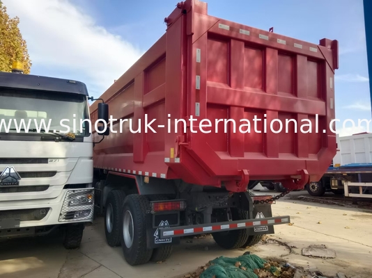 Ein Schleudertankwagen SINOTRUK HOWO A7 8X4 für den Bau ZZ3317V3567B1