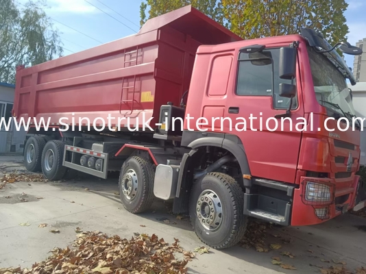 Ein Schleudertankwagen SINOTRUK HOWO A7 8X4 für den Bau ZZ3317V3567B1
