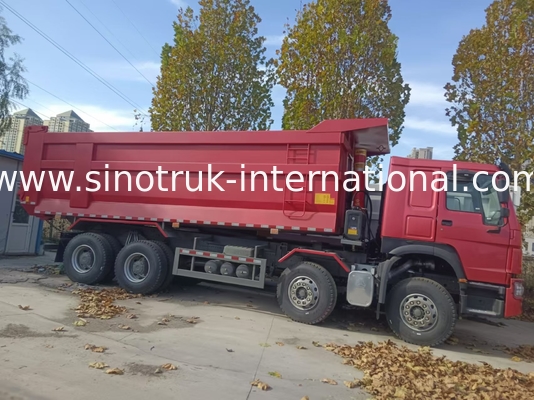 Ein Schleudertankwagen SINOTRUK HOWO A7 8X4 für den Bau ZZ3317V3567B1