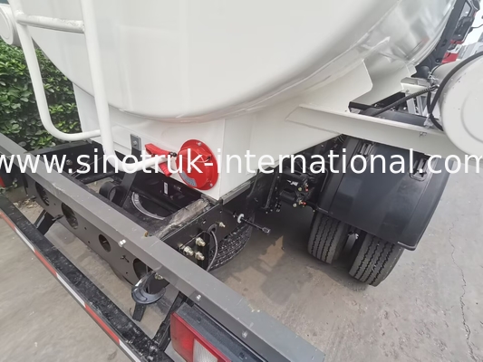 SINOTRUK HOWO 4X2 6 Räder Ölbehälter 5-6CBM Einfachbehälter mit Durchflussmesser