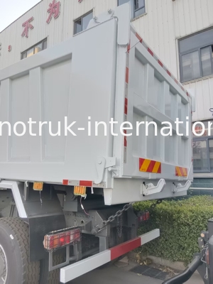 2 Fahrgäste Sinotruk Hohan Tipper Dump Truck Weichai Motor 6 × 4 LHD 380HP mit manuellem Getriebe