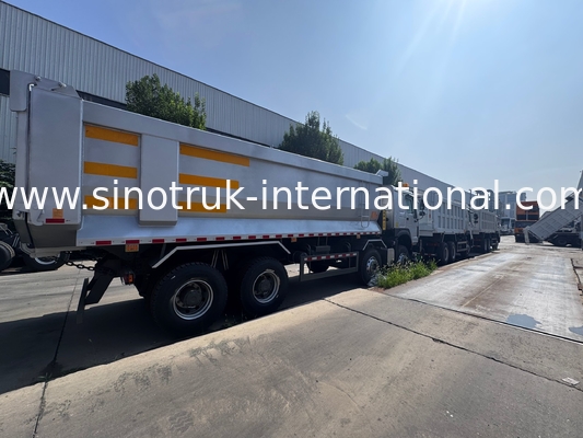 SINOTRUK HOWO 371HP 8X4 Tipper Dump Truck Bauwerk Altfront Militärische Stoßstange für Bergbaugebiete Zwei Warnlichter U-Typ Container