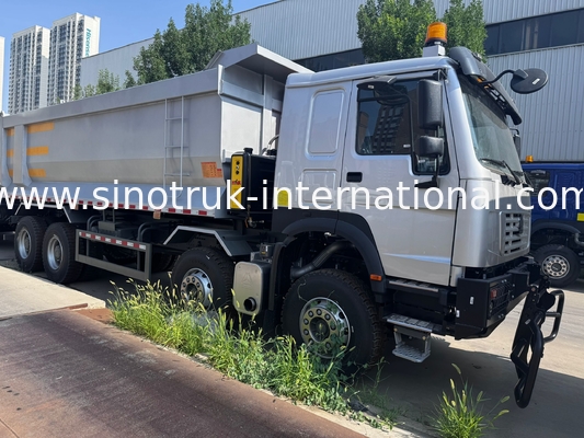 SINOTRUK HOWO 371HP 8X4 Tipper Dump Truck Bauwerk Altfront Militärische Stoßstange für Bergbaugebiete Zwei Warnlichter U-Typ Container