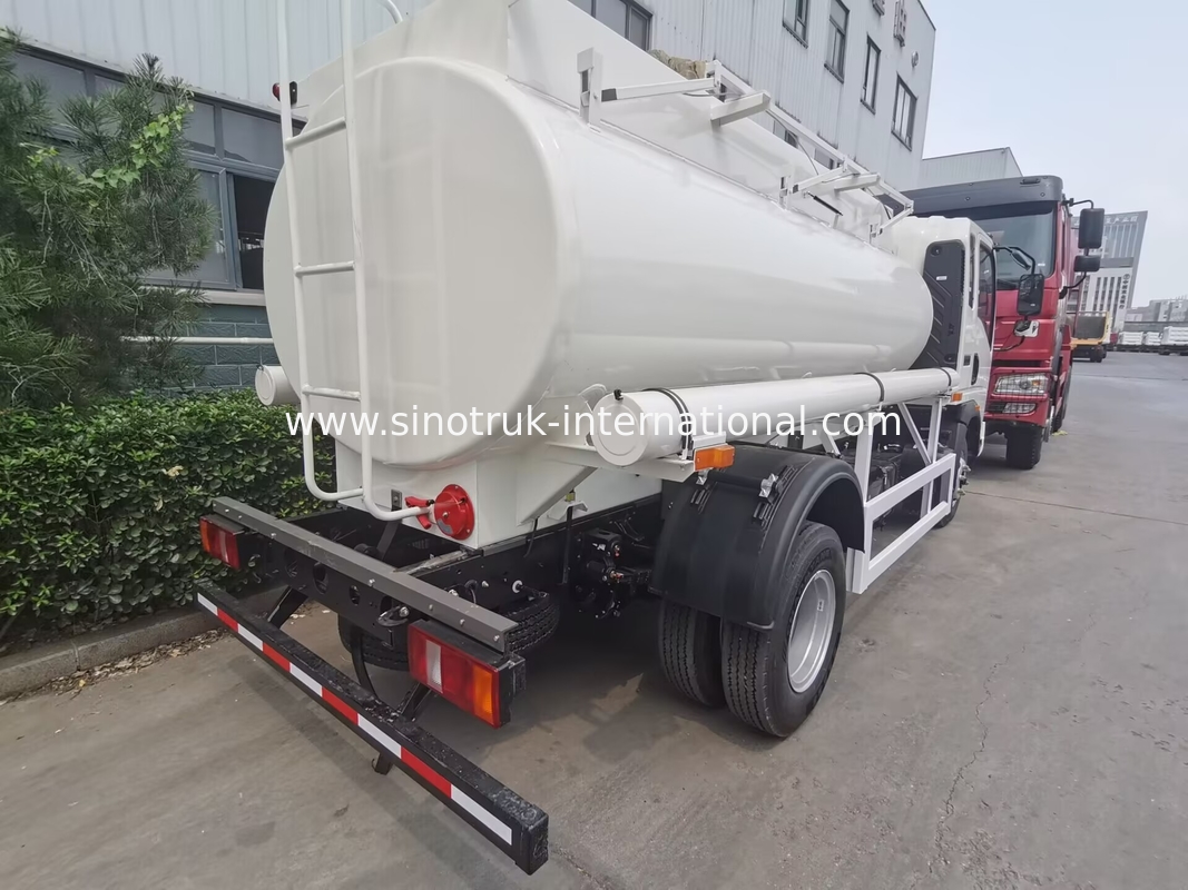 SINOTRUK HOWO 4X2 6 Räder Ölbehälter 5-6CBM Einfachbehälter mit Durchflussmesser