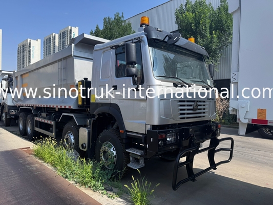 SINOTRUK HOWO 371HP 8X4 Tipper Dump Truck Bauwerk Altfront Militärische Stoßstange für Bergbaugebiete Zwei Warnlichter U-Typ Container