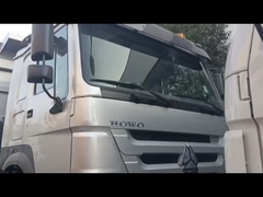 Ein Schleudertruck SINOTRUK HOWO 400 PS 12 Räder LHD 40 Tonnen 30 CBM ZZ3317V3567B1